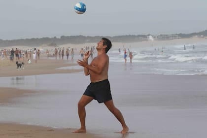 Andino mostrando sus habilidades con la pelota mientras los paparazzis registran el momento a la distancia.