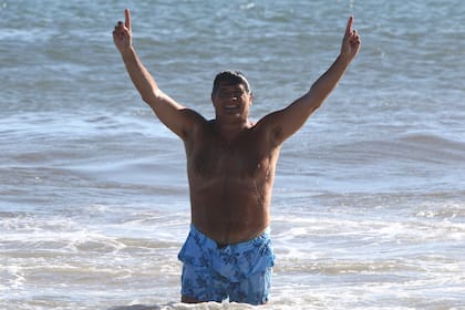 Andino sale airoso del agua, y le dedica un gesto cómplice a su mujer. El periodista y la artista plástica eligieron Punta del Este para un descanso en familia antes de comenzar con las obligaciones del 2025