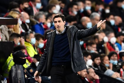 Andoni Iraola, el DT que dejó Bournemouth para llevar su estilo al Liverpool; antes, guio al ascenso a Raya Vallecano en España