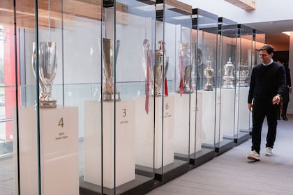 Andoni Iraola, el nuevo DT de Liverpool, en su recorrida por las instalaciones en Anfield