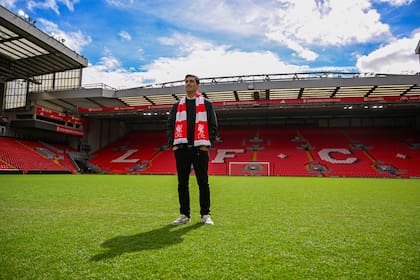 Andoni Iraola, el nuevo DT de Liverpool, en su recorrida por Anfield
