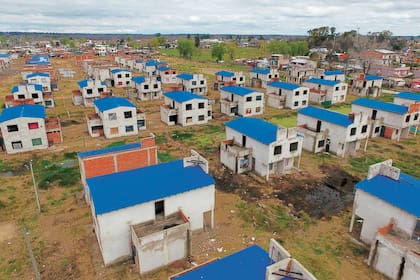 "Acá la gente no quiere que se le regale nada", dice Esteban, en el barrio Los Ceibos. "Solo queremos un plan de pagos y terminar las casas"