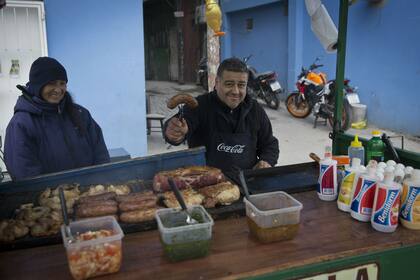 "Acá por 120$ tenés un buen pedazo de vacío y comés bien", dice Carlos Brito, que comanda una parrilla móvil sobre la calle Rodolfo Walsh
