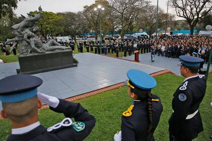 "Aceptamos sus disculpas", dijo Roncaglia frente a los estudiantes que habían bailado en el monumento a los policías caídos