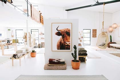 La lana usada en los textiles de Pampa es natural. "Además de que sus texturas y tonos únicos quedan bien en todo tipo de espacio, es 100% sostenible y orgánica”