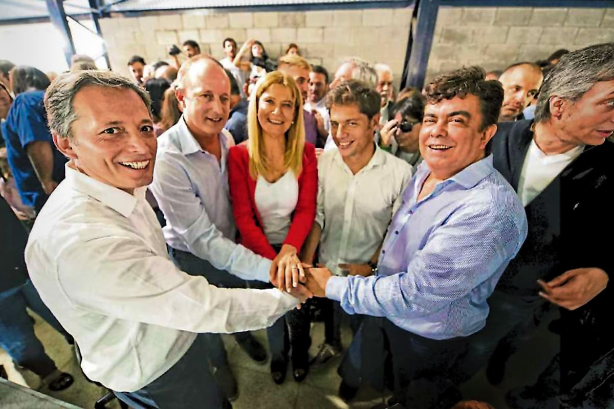 "Al menos nos dejaron hacer el anuncio", bromearon los jefes comunales. Felipe Solá podría encabezar la boleta de diputados, en reemplazo de Máximo Kirchner