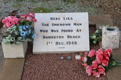 "Aquí descansa el hombre desconocido que fue encontrado en la playa de Somerton", dice la lápida