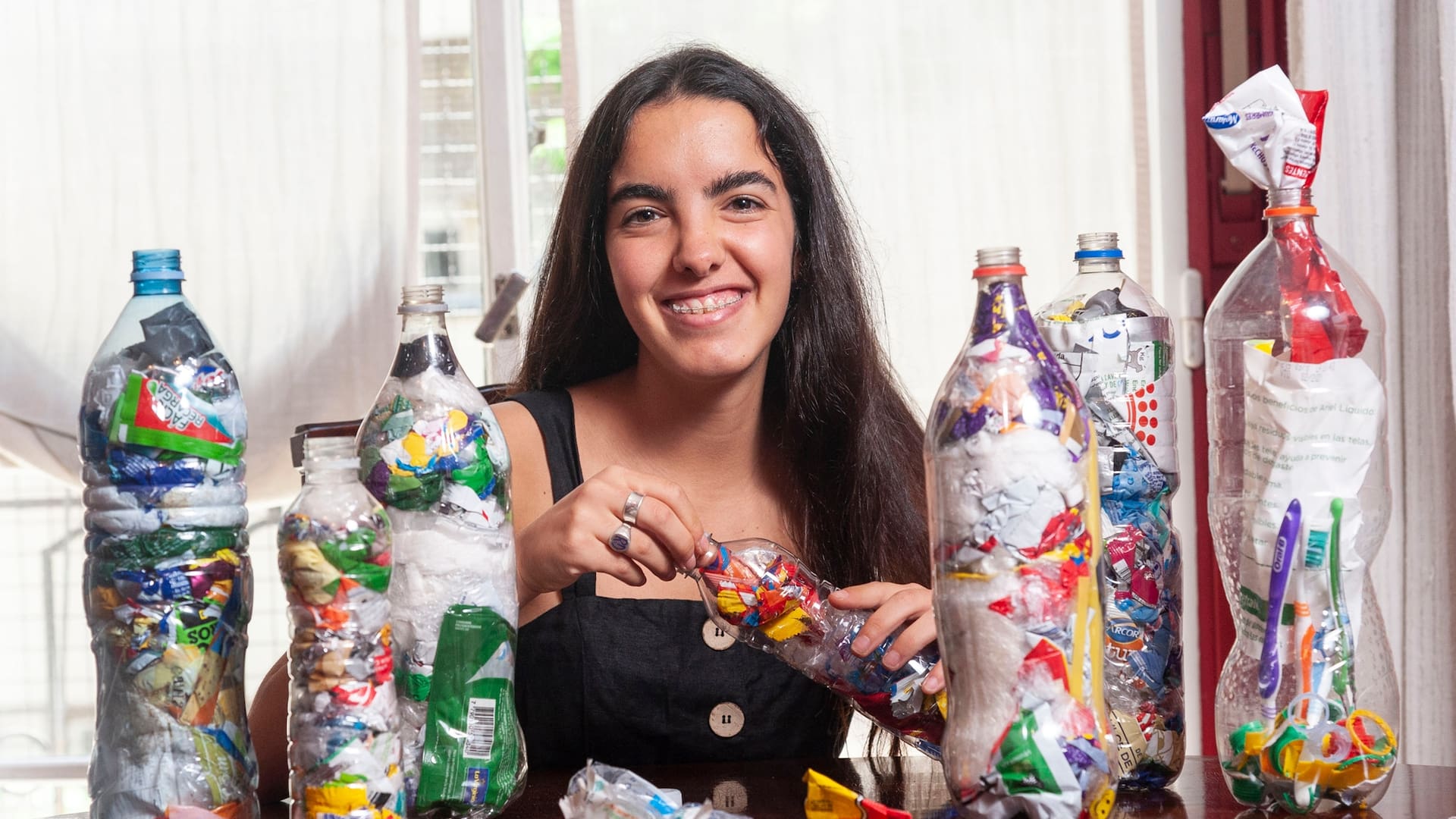 Keka Dewey tiene 18 años y desde abril de este año, junta plásticos de un solo uso para colaborar con la Fundación Llena Una Botella de Amor.