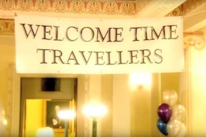 "Bienvenidos, viajeros del tiempo", decía el cartel de bienvenida a la fiesta de Stephen Hawking. Imagen: Into the Universe with Stephen Hawking / Discovery