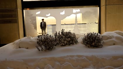La altura de la nieve en las calle de Nueva York llega a las vidrieras de los comercios