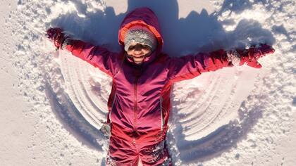 Una ni?a se divierte con la inusual nieve en Carolina del Norte