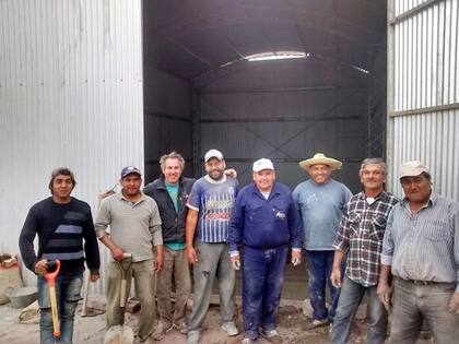 "Con la comunidad huarpe de Lagunitas, en el secano del norte mendocino, trabajamos para hacer el piso del galpón de acopio de alimento para cabras y vacas. Entre 2016 y 2017 esa comunidad comercializó unas 1200 cabras de refugo", contó Raimundo Laugero (tercero desde la izquierda)