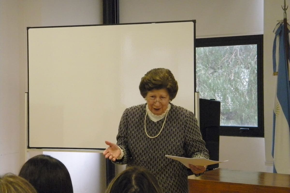 "Crímenes" y tropiezos contra el español según la presidenta de la Academia Alicia María Zorrilla.