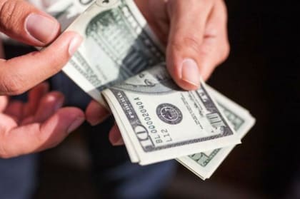 "Cuando recibí el primer cheque, lo invertí en la bolsa e inmediatamente perdí la mitad", cuenta.