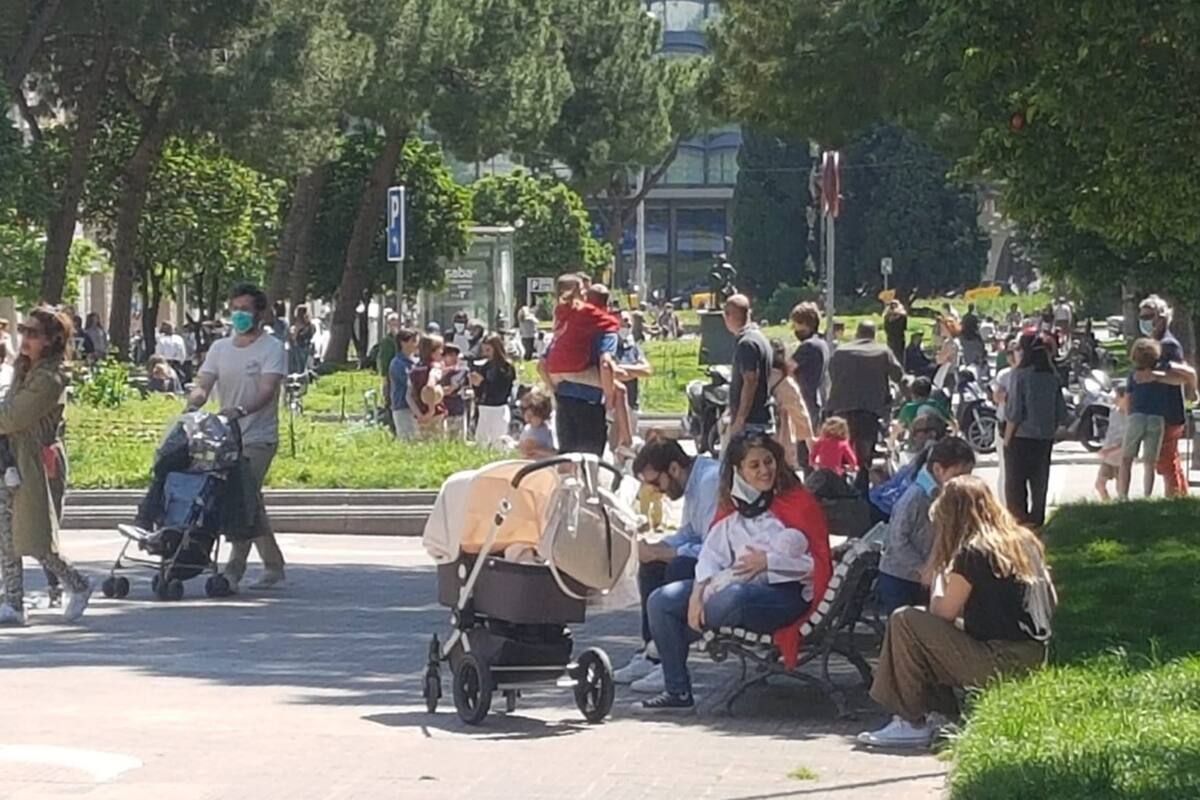 "Cuando subáis a casa acordaros de hacer la cacerolada, cantar el Resistiré y los aplausos. Gracias por tanto", ironizó @Alberto__Ferrer