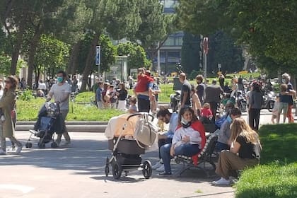 "Cuando subáis a casa acordaros de hacer la cacerolada, cantar el Resistiré y los aplausos. Gracias por tanto", ironizó @Alberto__Ferrer