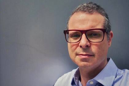 "Cuando veo gente paseando, veo futuros pacientes", dice el médico brasileño Emmanuel Salgueiro