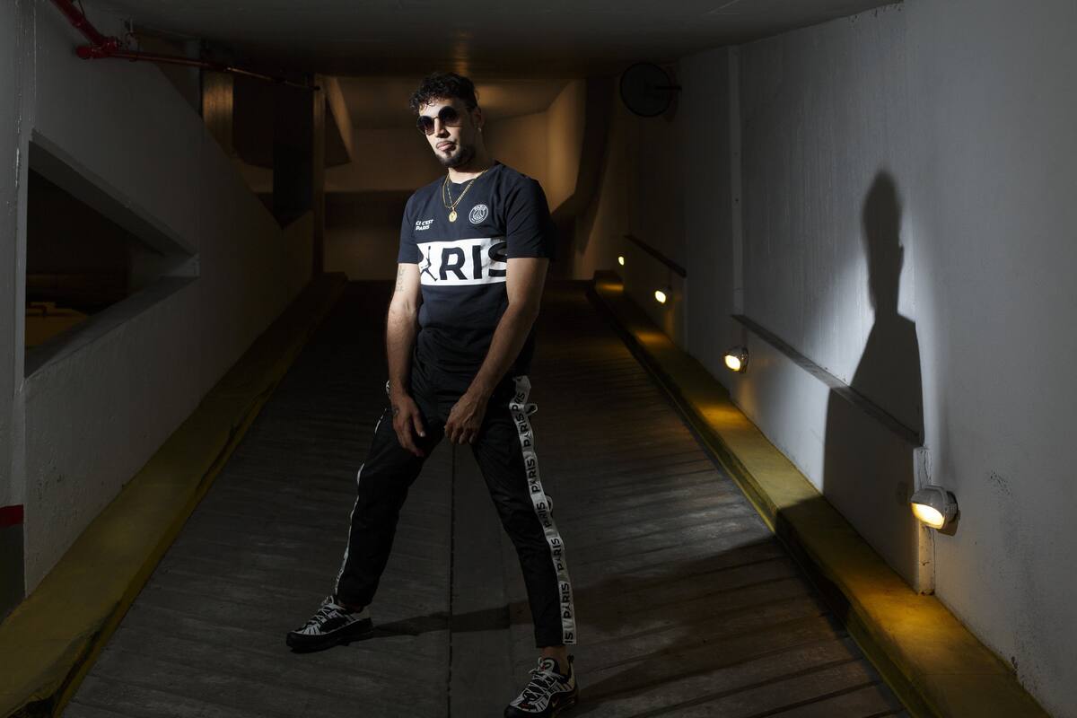 "De golpe escucho a algunos cantantes románticos con una base trap y digo: ¡Qué necesidad de encajar, man!", manifiesta Spinetta