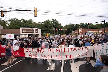 "Defund the police" fue el eslogan que se propagó en las calles de Washington D.C