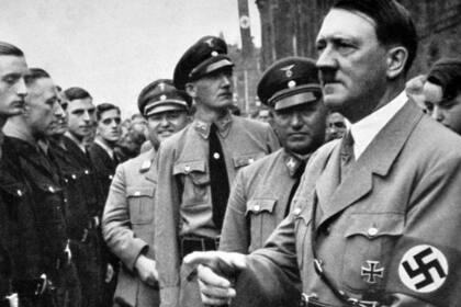 Adolf Hitler durante un mitin político nazi