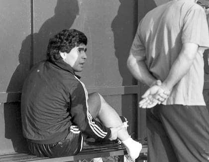 "Diego jugó el Mundial al 40% de sus posibilidades", contó Calderón; los tobillos de Maradona, una preocupación constante