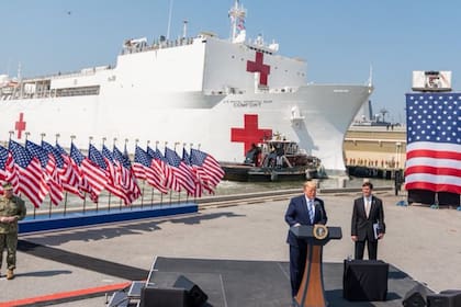 Donald Trump durante la presentación del barco médico con capacidad para atender a mil personas que llegó este martes a Nueva York