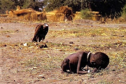 El 26 de marzo 1993, The New York Times publicó la foto de Carter con la leyenda "Una niña pequeña, debilitada por el hambre, se derrumbó recientemente a lo largo del camino hacia un centro de alimentación en Ayod. Cerca, un buitre esperaba"
