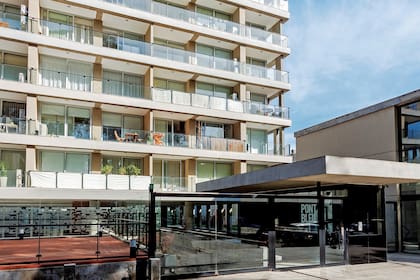 "El edificio se construyó retirado para evitar el impacto de la altura sobre la vereda y asimilarse a la esencia del barrio", cuenta el arq. Diego Abramzon, del Estudio Abramzon.