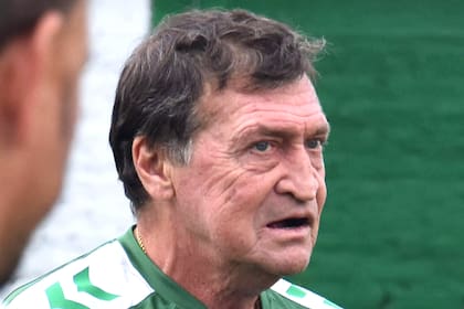 "El médico me dice que no debería estar entrenando" confesó el técnico de Banfield, Julio César Falcioni.
