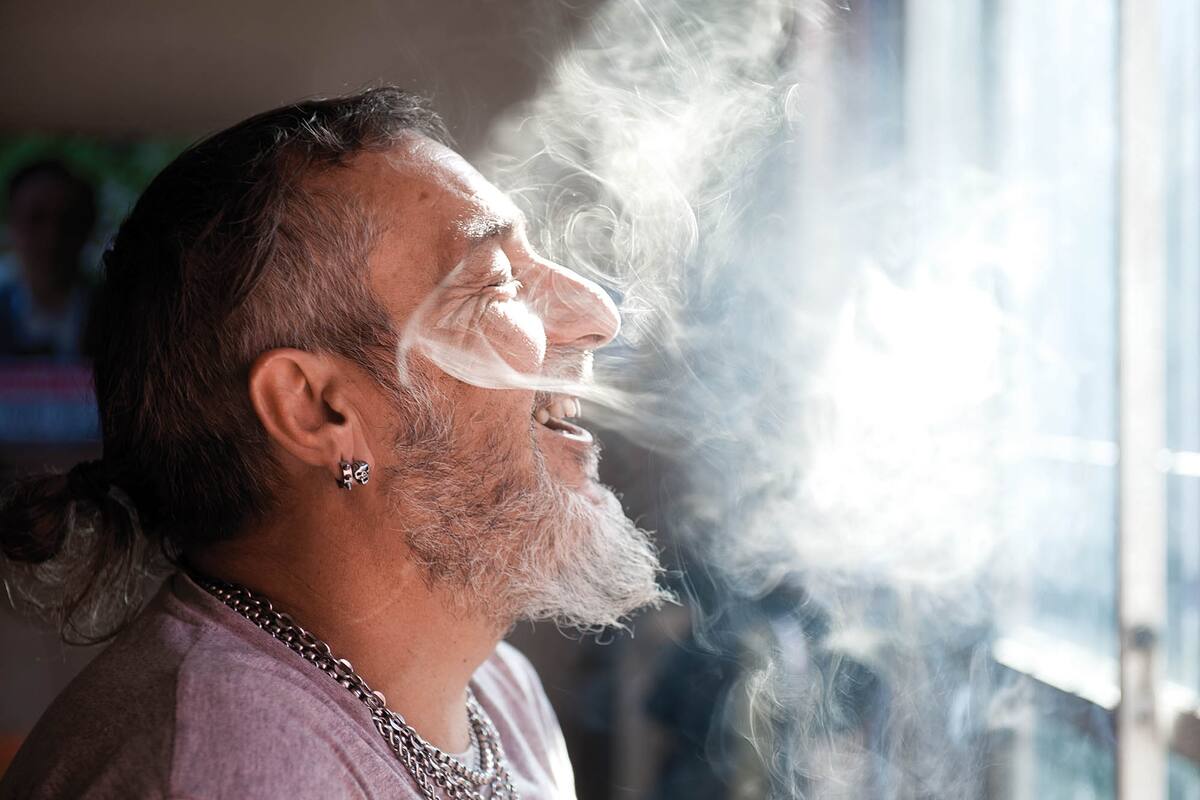 "El Mono", el líder de Kapanga, pasa la cuarentena en su casa de Quilmes con su hijo y dos perras adoptadas, Aura y Lucy