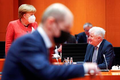 "El peligro que representan las diferentes mutaciones del virus exige que estudiemos y debatamos medidas drásticas en el gobierno", entre ellas "la reducción del tráfico aéreo con destino a Alemania prácticamente a cero", dijo el ministro del Interior Horst Seehofer al diario Bil