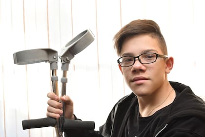 "En la primaria había escaleras para ir a todos lados y nos incomodaba mucho ver que nuestros compañeros subían independientes y a nosotros nos tenían que alzar", dice Lautaro