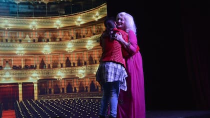 "Es muy dulce, me ayuda con mis cosas, me aconseja con la ropa. ¡Y le encanta el escenario!", dice Albinoni de su hija