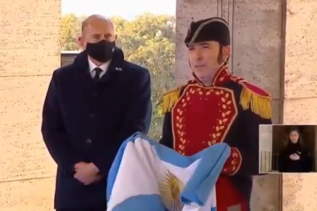 "Esta bandera es de todas, todos y todes", dijo el intérprete del prócer en la ceremonia oficial por el día de la bandera y explotaron los cuestionamientos de los usuarios de redes