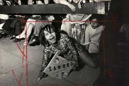 "Fanática de Sandro radicada en USA, a pura lágrima tendida durante todo el recital"