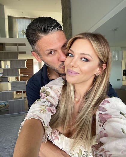 "Festejando mi cumple con mi amor", escribió Evangelina en una foto con su marido Martín Demichelis.