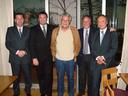 "Freddy" y su hermano, a la derecha de Felipe González