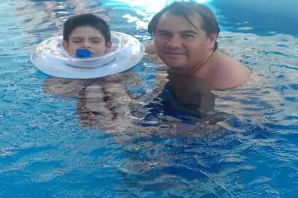 "Gonzalito" y su papá en hidroterapia, una de sus terapias