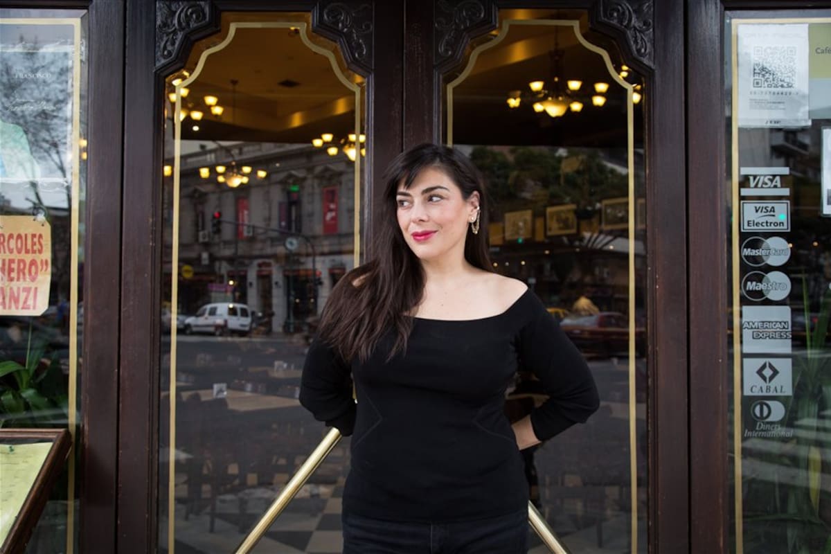 "Hacer teatro comercial es estar en un master de actuación, se aprende del oficio", asegura Vallina