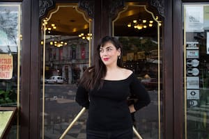 "Hacer teatro comercial es estar en un master de actuación, se aprende del oficio", asegura Vallina