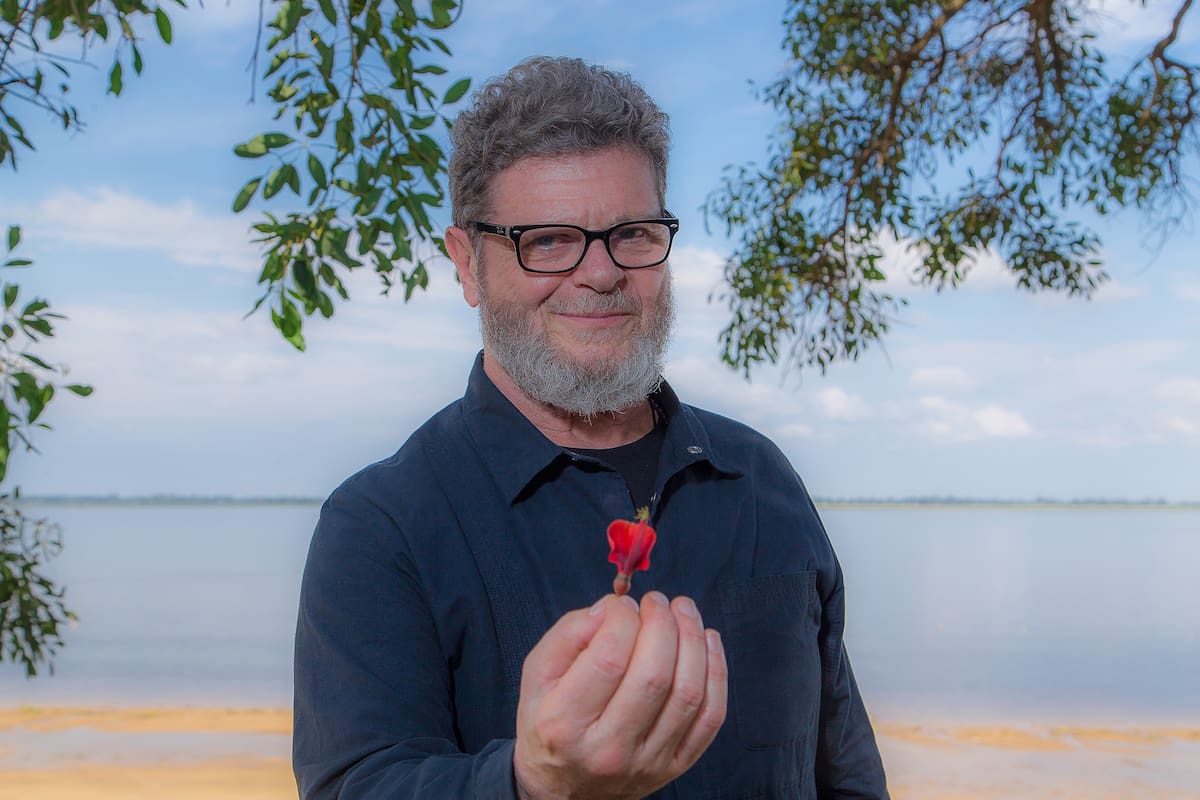 "Hay que quedarse en casa. No hay vuelta. Es el único camino para poder contener el virus en este momento", dice Santaolalla desde California