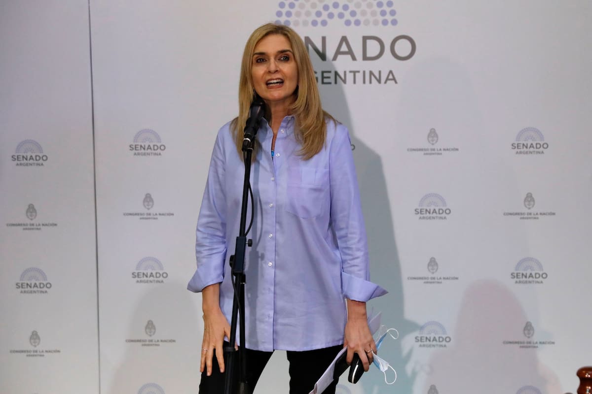 "Hay un empecinamiento del Presidente contra los más vulnerables", dijo la senadora, en una conferencia desde el Salón de las Provincias