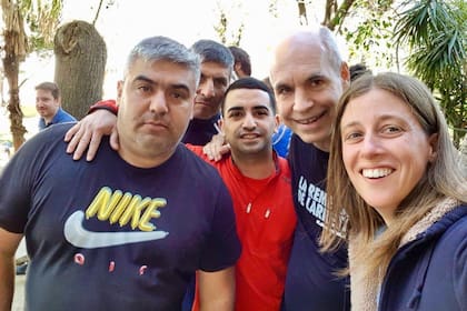 "Hay un valor muy grande en los sectores populares respecto a lo comunitario, a las personas, las vivencias, pero existe una condición de desiguladad que debe ser transformada de raíz", afirma Migliore. En la foto, junto a Horacio Rodríguez Larreta.