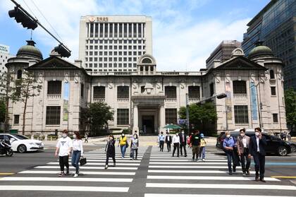 "Hemos decidido endurecer todas las medidas de cuarentena en la zona metropolitana durante dos semanas", afirmó el ministro de Salud Park Neung-hoo