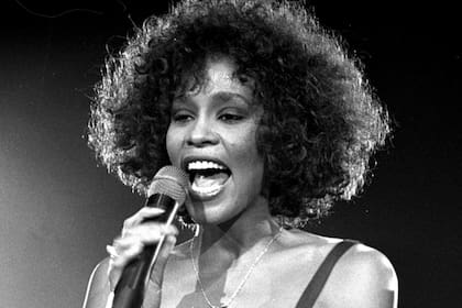 Ocho años después, la cantante Whitney Houston "resucita" para dar una gira de conciertos por Europa