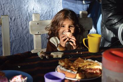 "Hora de enchastrarse", inauguración del merendero Doña Mery, en Beccar. Mezcla de goce y ansiedad de comer algo tan rico, con la picardía infantil de comer y enchastrarse toda la cara, sin que importe nada.