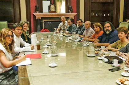 Baradel, junto a sindicalistas docentes, en una reunión por paritarias ocn Kicillof, Ruiz Malec y Vila