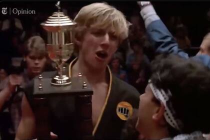"Johnny, de Karate Kid, fue golpeado en la cara y, sin embargo, dijo ¡buen partido!", relatan en una parte del video, junto a imágenes de la reconocida película