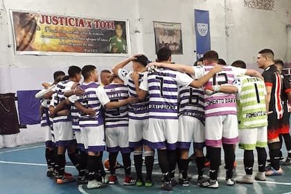 "Justicia por Toti" en una de las tantas banderas que dentro del club "Sociedad de Fomento Darwin", recuerdan al joven boxeador que murió cuando dos delincuentes le dispararon sin motivos en Villa Fiorito