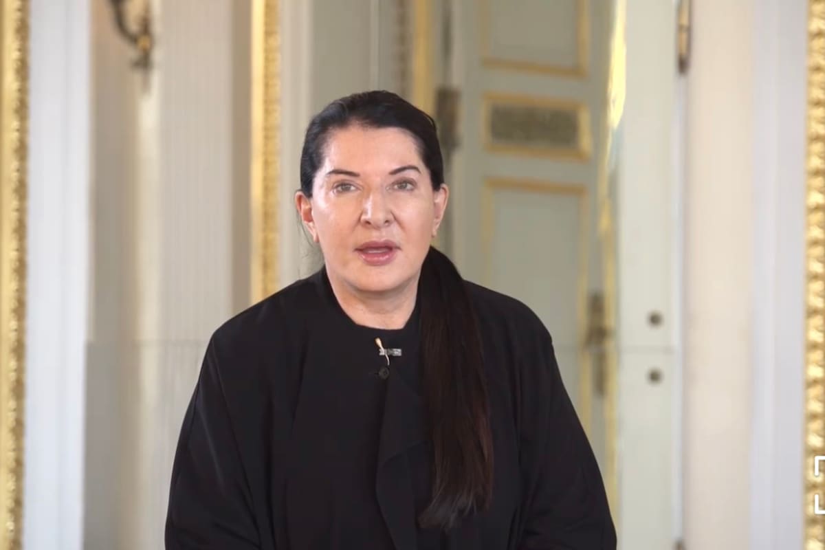 "La conciencia humana debe cambiar", dijo la artista serbia en un video difundido en Instagram por el Palazzo Strozzi